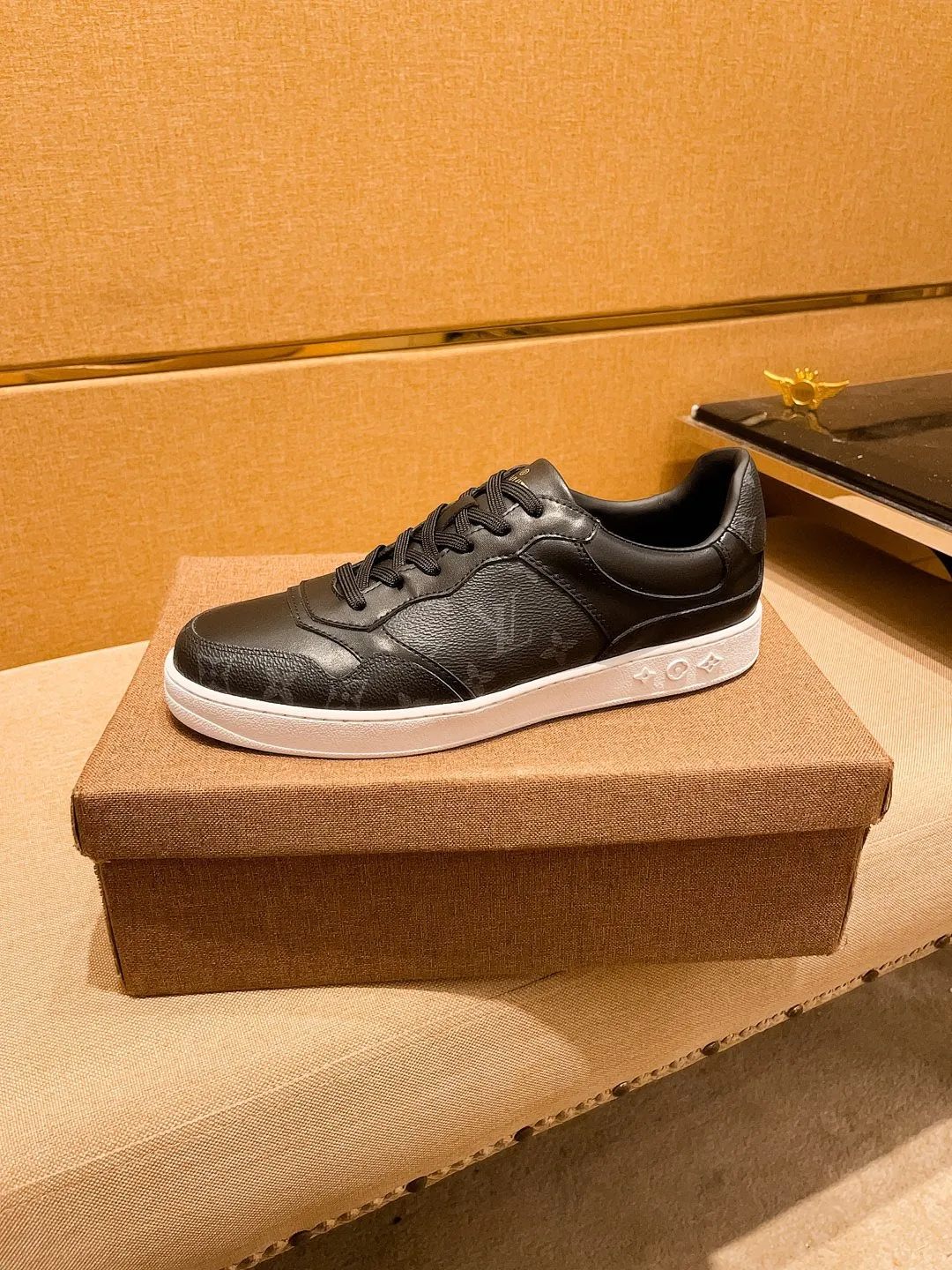 Men's shoes💰 400💰[LV]🔥Louis Vuitton, high-end men's shoes brand, official website 1:1 latest masterpiece: the upper is made of Italian imported first-layer cowhide with a comfortable and breathable lining➕original non-slip and wear-resistant outsole🔥, making walking more convenient and comfortable! An exclusive new model, a stunning work, a beautiful 1:1 replica [color] compared to the official quality! Create a fashionable personality to set off your uniqueness! A must-have for trendy men! Classic🔥Size: 38-44 Color: 🔥Multiple colors available🔥